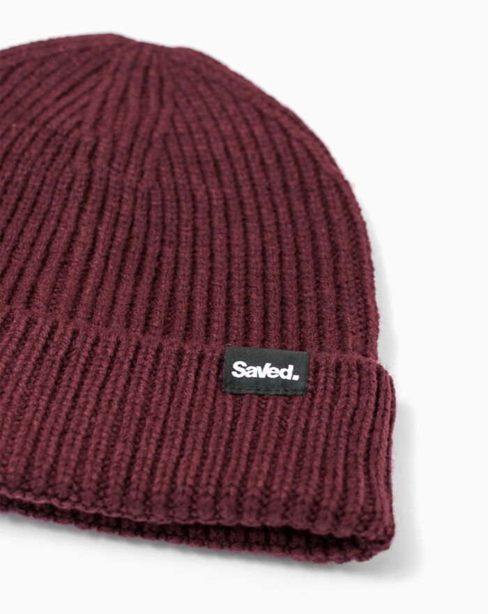 czapka chrześcijańska zimowa Saved kolor burgund. Czapka Saved z metką z przodu. Christian beanie