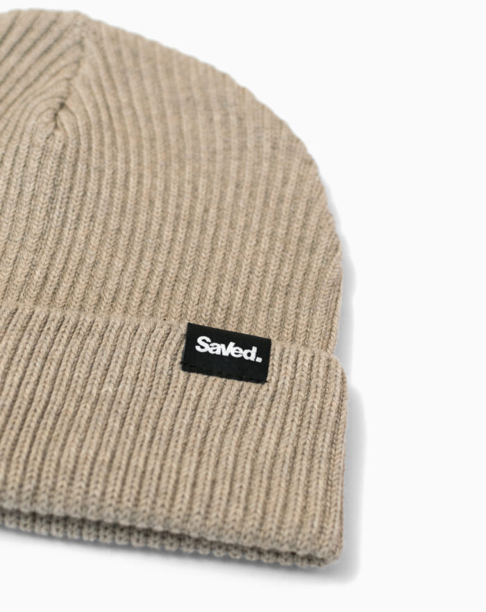 Chrześcijańska czapka zimowa Saved kolor orzech. Czapka Saved z metką z przodu. Christian beanie Saved.