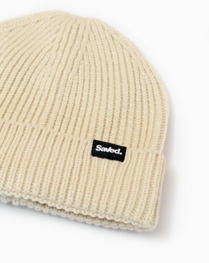 czapka chrześcijańska zimowa Saved kolor owsiankowy. Czapka Saved z metką z przodu. Christian beanie oatmeal